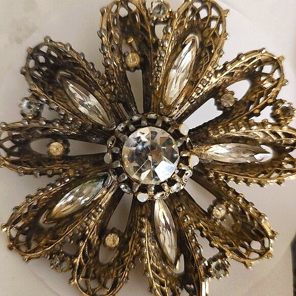 Vintage brooch / Pin in flower shape faux diamond / gold color